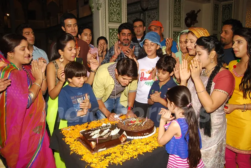 Rohan Mehra cuts his Birthday Cake