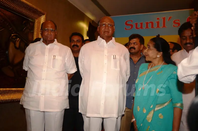 Asha Bhosle looks at  Statue