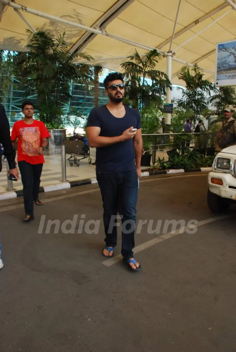 Arjun Kapoor Snapped at Airport