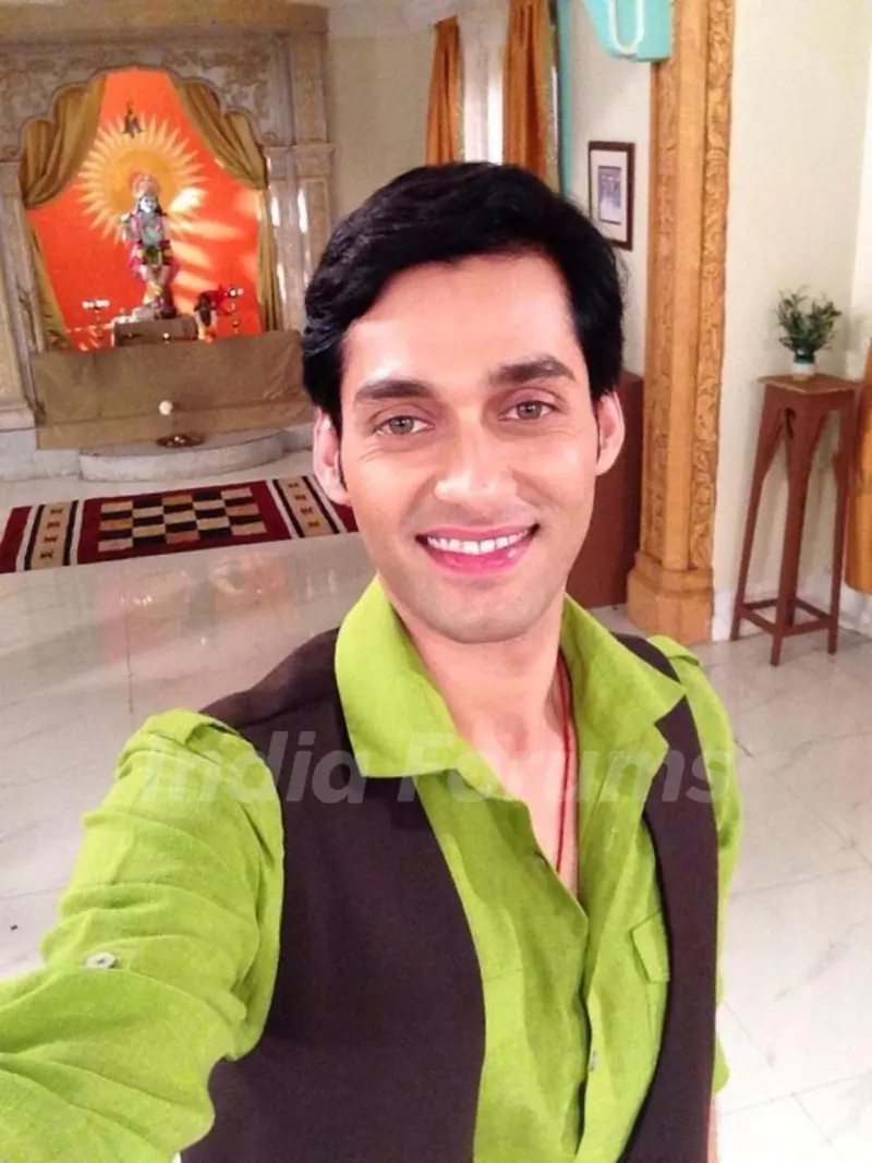 Sumit on the sets of Ajab Gajab Ghar Jamai