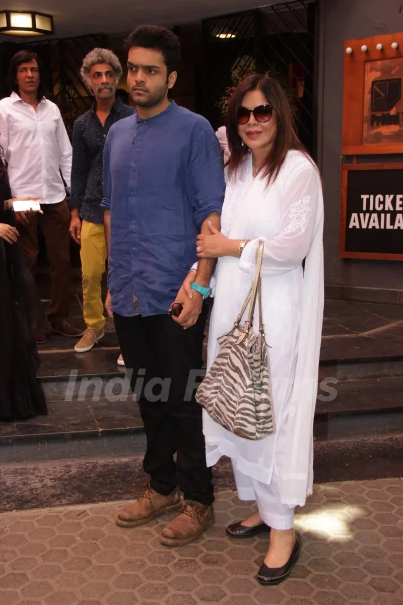 Zeenat Aman poses for the media at the Felicitation Ceremony of Shashi Kapoor