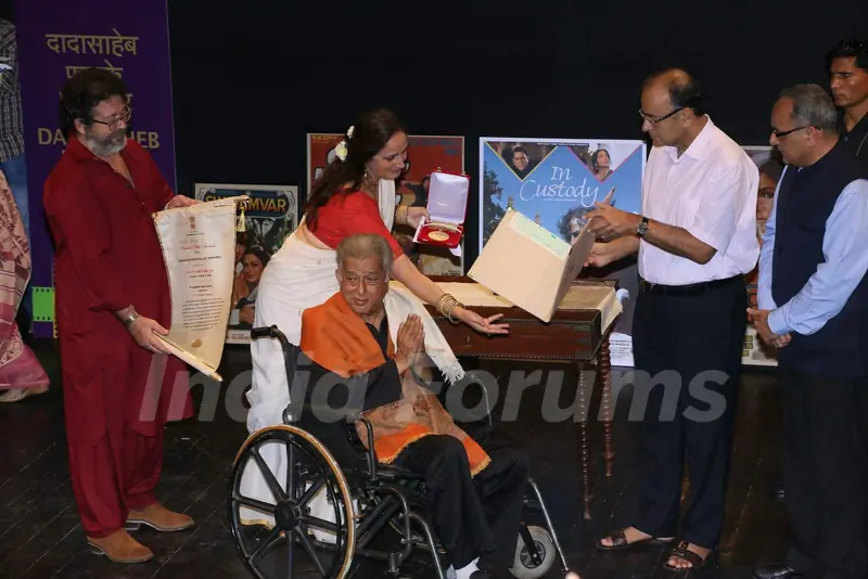 Shashi Kapoor greets the audience after receiving Dadasaheb Phalke Award