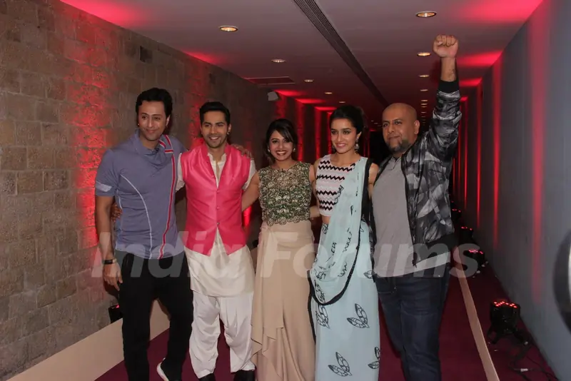 Varun Dhawan and Shraddha Kapoor Poses with Indian Idol Junior Season 2 Judges