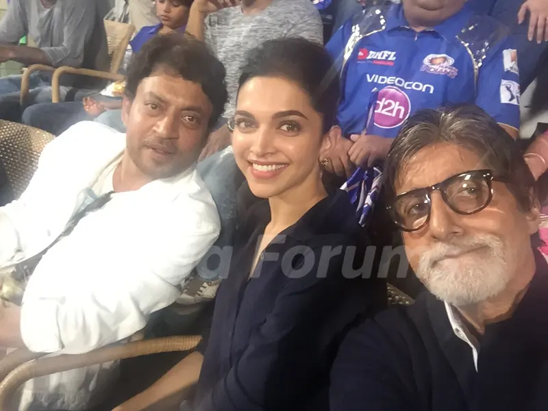 Amitabh Bachchan clicks a selfie with Deepika and Irrfan at Wankhede Stadium