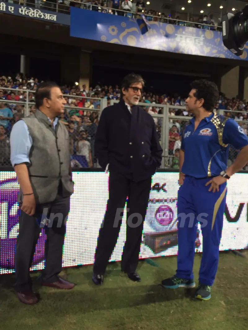 Amitabh Bachchan and Sachin Tendulkar snapped while in conversation at Wankhede Stadium