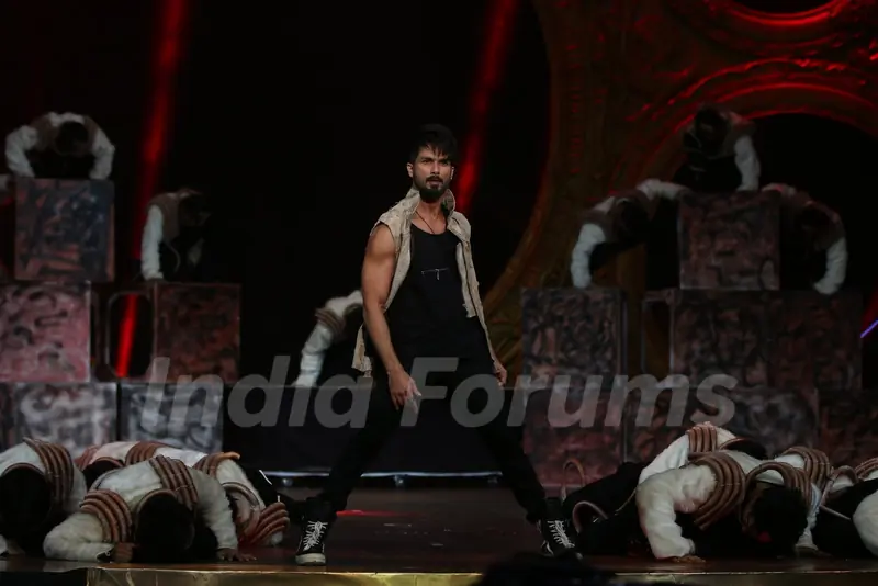 Shahid Kapoor performs at IIFA 2015 Day 2