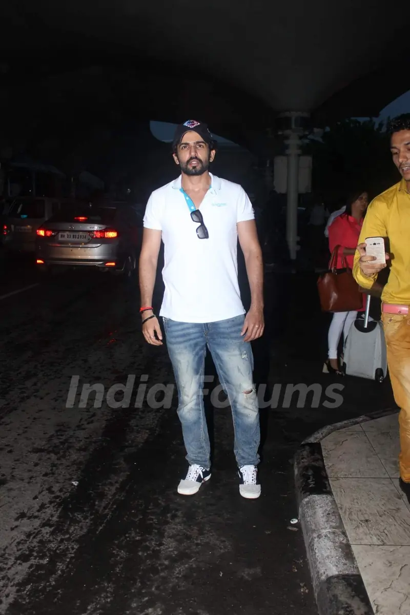 Jay Bhanushali Snapped at Domestic Airport