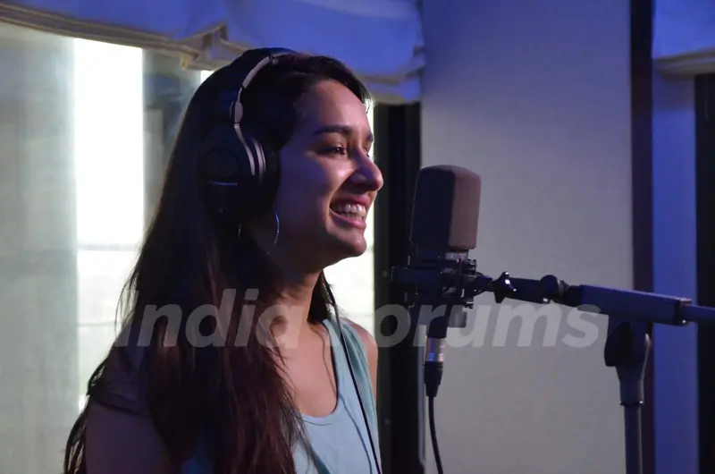 Shraddha Kapoor Records an Unplugged Version of Bezubaan Phir Se!