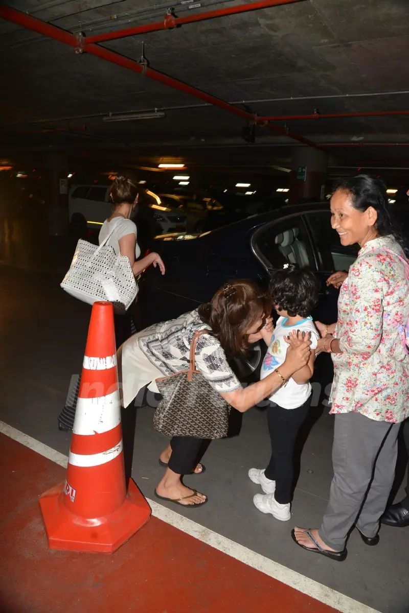 Neetu Singh with Riddhima's Daughter at Airport