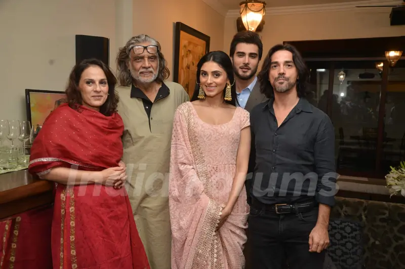 Jaanisaar Team Pose at Iftar Party!