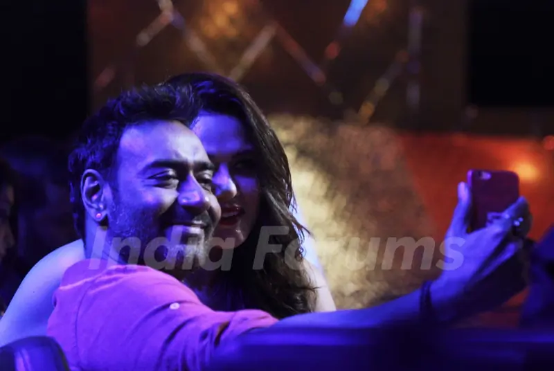 Ajay Devgn and Preity Zinta click a selfie at the Promotions of Drishyam on Nach Baliye 7