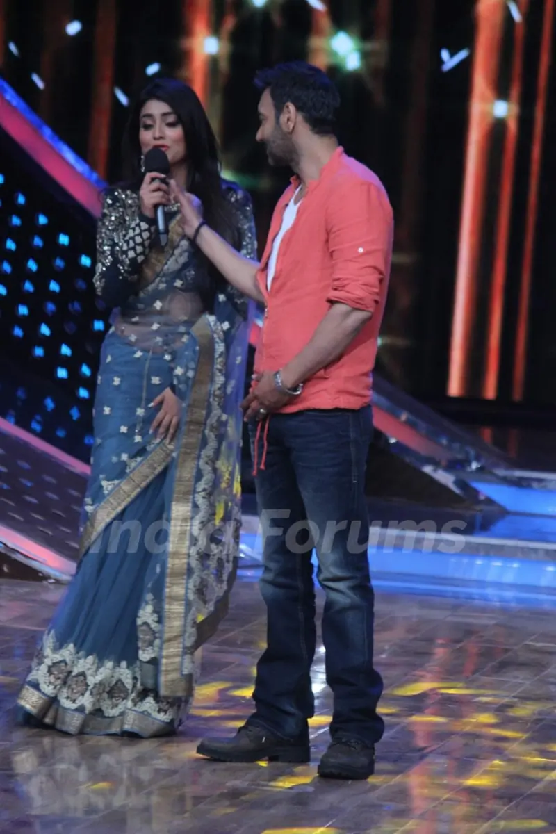 Ajay Devgn and Shriya Saran at the Promotions of Drishyam on Nach Baliye 7