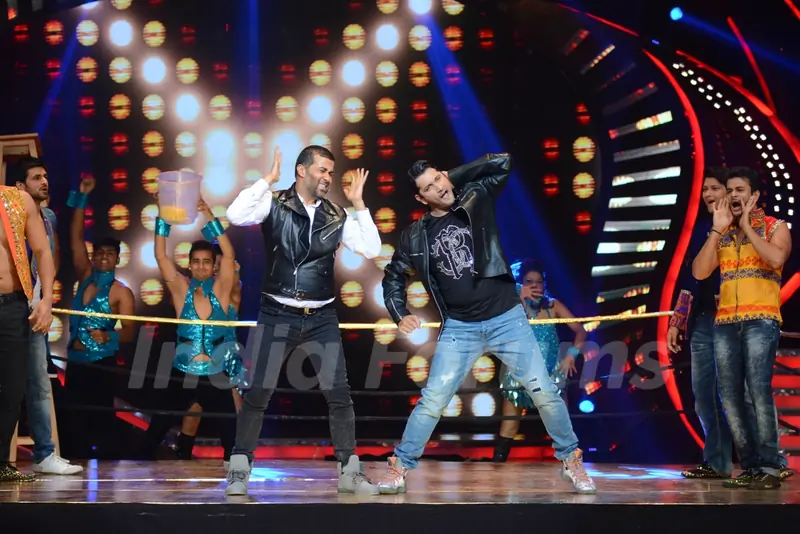 Marzi Pestonji and Chetan Bhagat perform at the Grand Finale of Nach Baliye 7