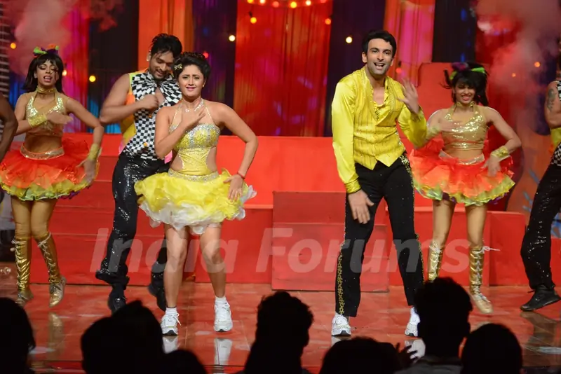Nandish Sandhu and Rashami Desai perform at the Grand Finale of Nach Baliye 7