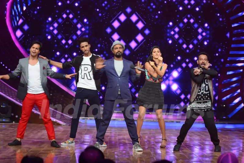 Remo Dsouza along with Team performs at the Grand Finale of Nach Baliye 7