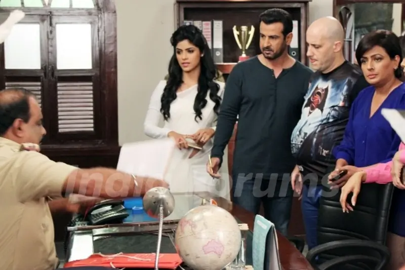 Itna Karo Na Mujhe Pyaar