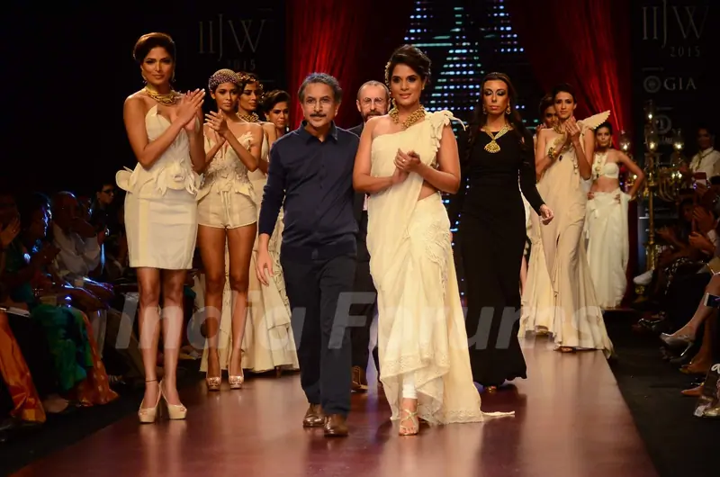 Richa Chadda walks the ramp at IIJW Day 3