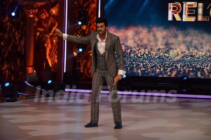 Manish Paul snapped during the Promotions of All Is Well on Jhalak Dikhla Jaa 8