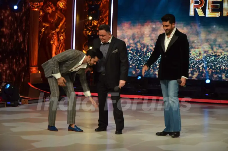 Manish Paul snapped taking Rishi Kapoor's blessing on Jhalak Dikhla Jaa 8
