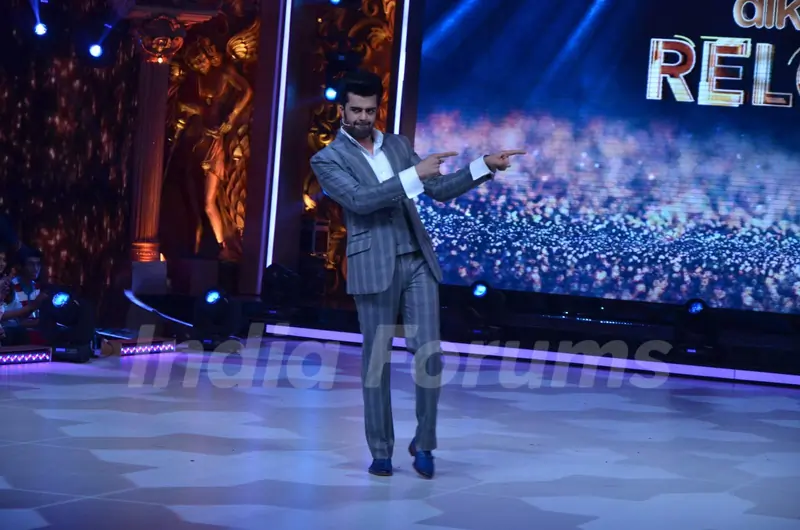Manish Paul snapped during the Promotions of All Is Well on Jhalak Dikhla Jaa 8