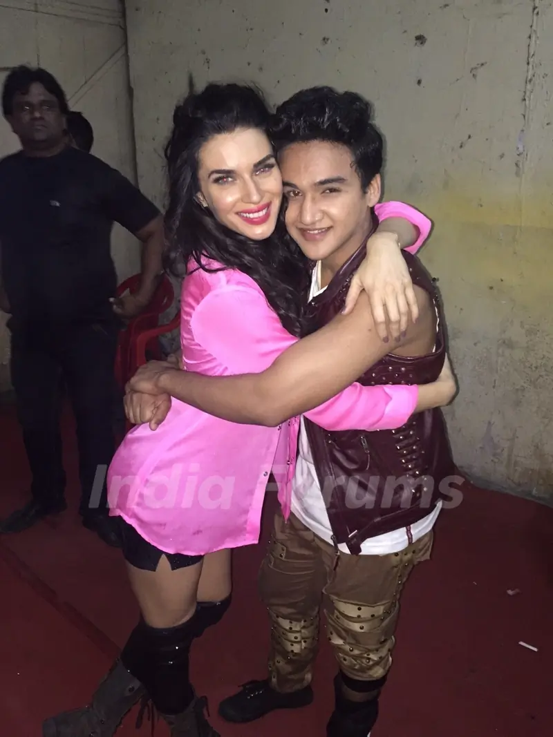 Sacrlett Wilson and Faisal Khan on Jhalak Dikhla Jaa 8