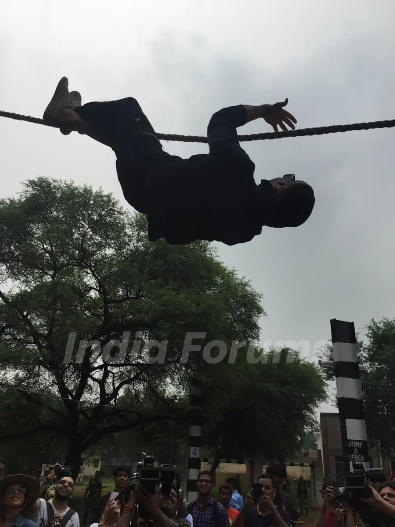 Akshay Kumar Does Some Army Stunts During a Meet With the Jawans of BSF Delhi