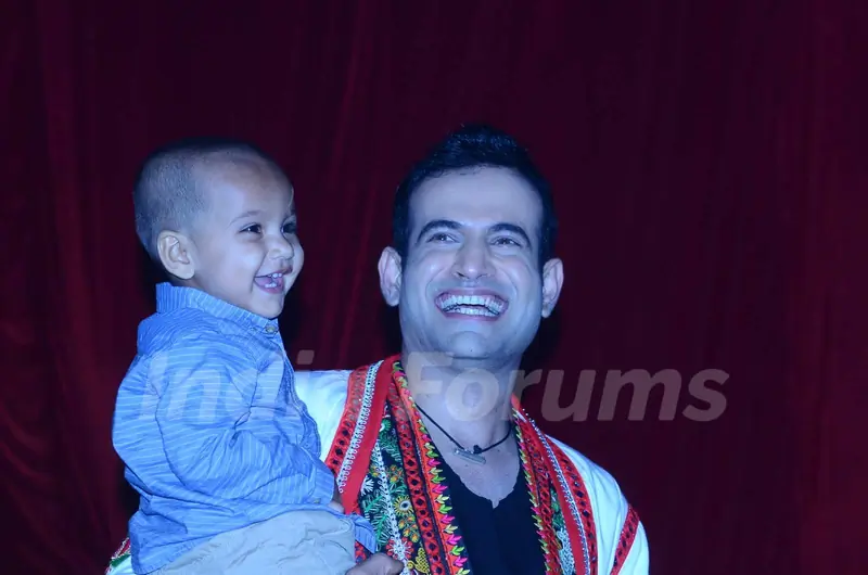 Irfan Pathan was snapped with a kid at the Promotions of Phantom on Jhalak Dikhla Jaa 8