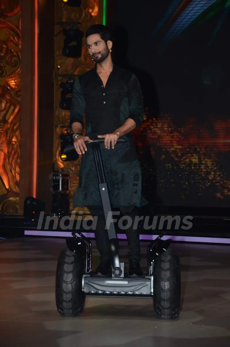 Shahid Kapoor was snapped at the Promotions of Phantom on Jhalak Dikhla Jaa 8