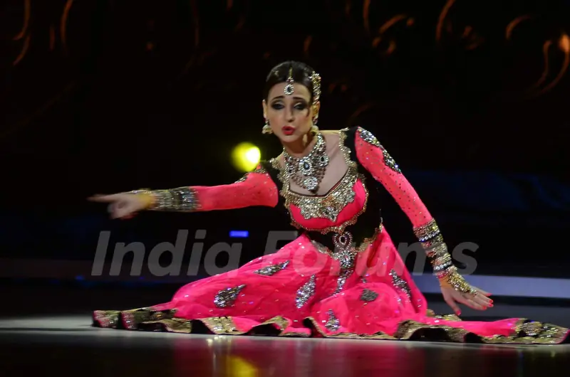 Sanaya Irani performing on Jhalak Dikhla Jaa 8