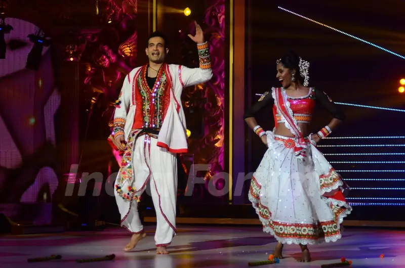 Irfan Pathan performing on Jhalak Dikhla Jaa 8
