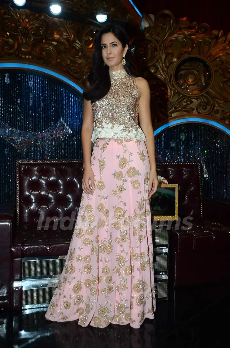 Katrina Kaif poses for the media at the Promotions of Phantom on Jhalak Dikhla Jaa 8