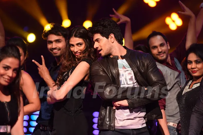 Sooraj Pancholi and Athiya Shetty Performs During Promotions of Hero on Jhalak Dikhla Jaa 8