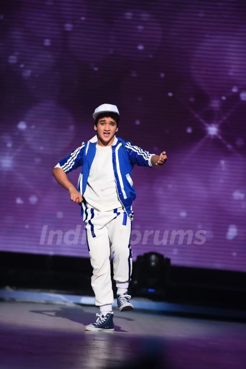 Faisal Khan Performs During Promotions of Hero on Jhalak Dikhla Jaa 8