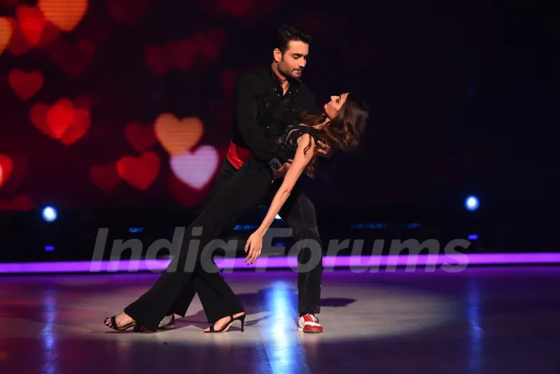 Athiya Shetty Dances During the Promotions of Hero on Jhalak Dikhla Jaa 8