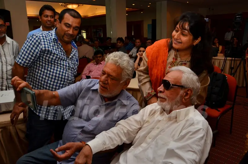 Om Puri takes a selfie with Kader Khan at the Press Meet of Hogaya Dimaagh ka Dahi