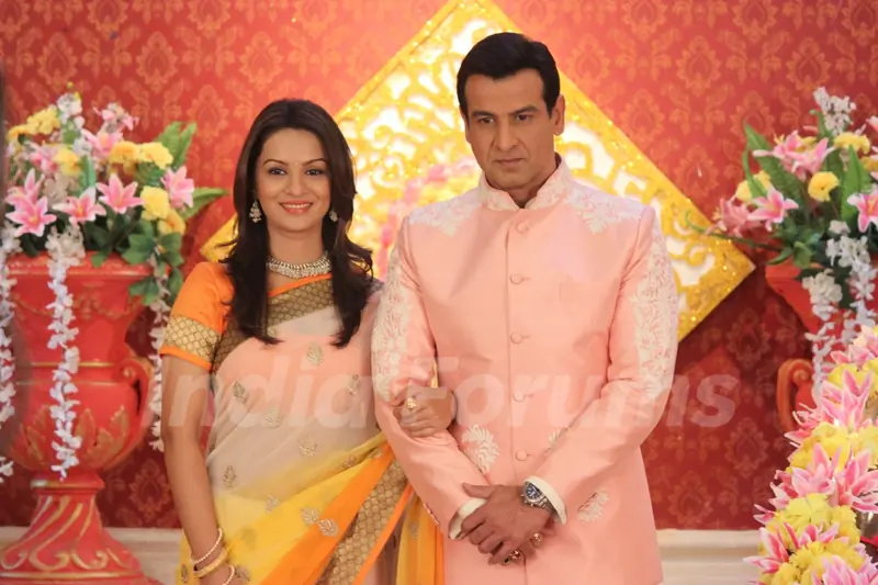 Itna Karo Na Mujhe Pyaar