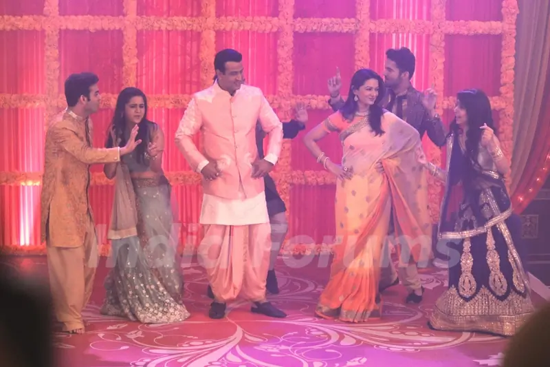 Itna Karo Na Mujhe Pyaar