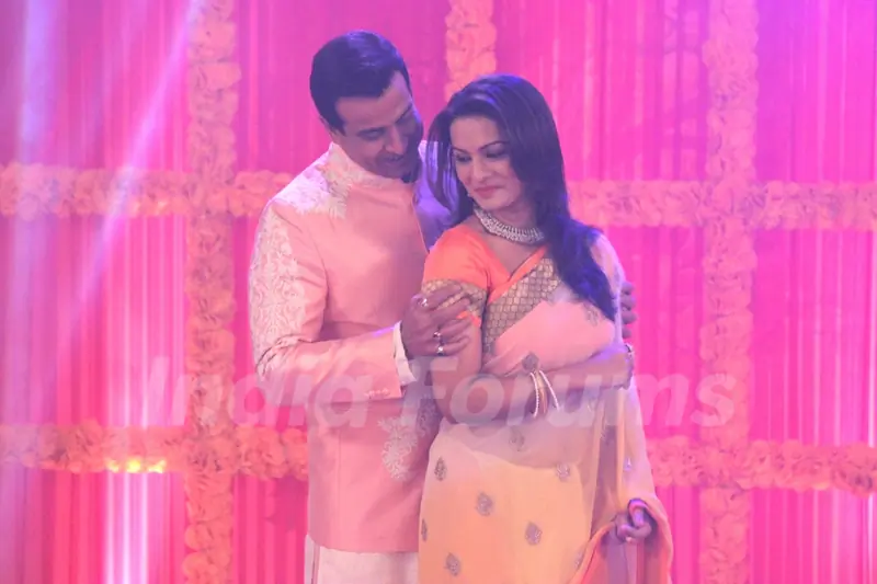 Itna Karo Na Mujhe Pyaar