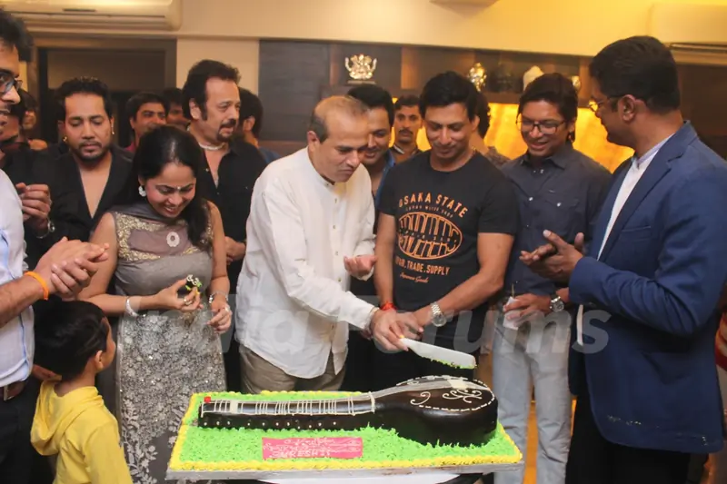 Cake cutting ceremony at Suresh Wadkar's Birthday Bash