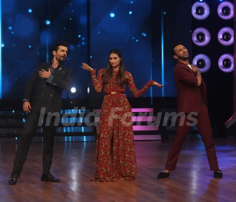 Athiya poses with Jay and Punit During Promotions of Hero on Dance India Dance Season 5