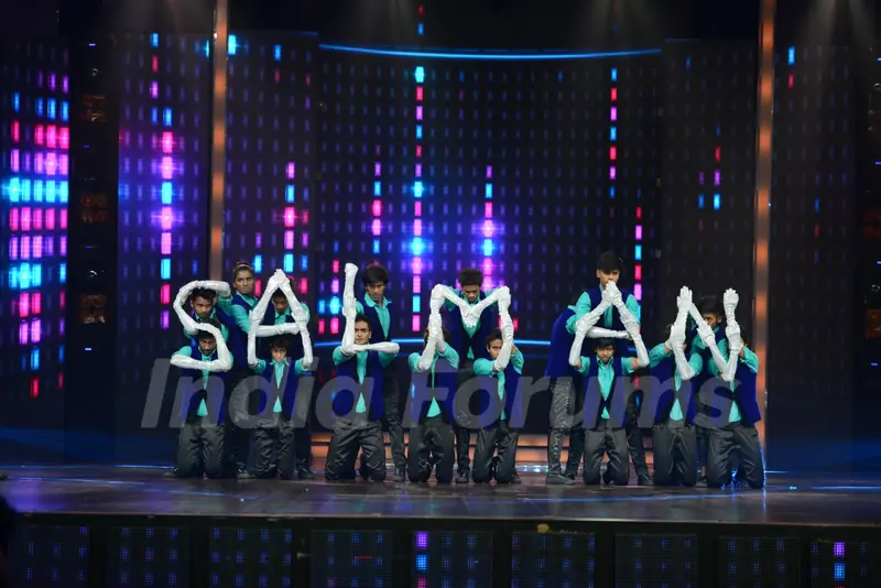 'SALMAN' Promotes Hero at Dance Plus
