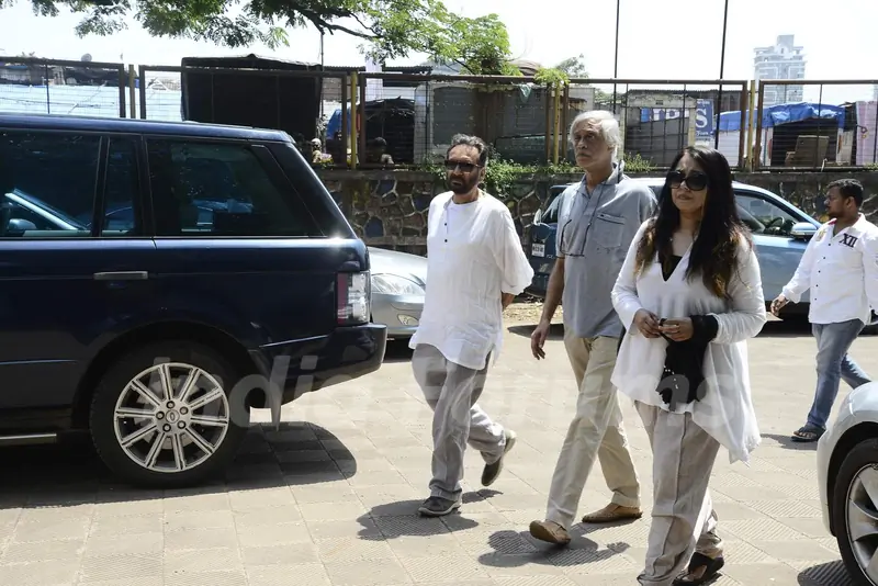 Shekhar Kapoor and Sudhir Mishra at Aadesh Shrivastava's Funeral