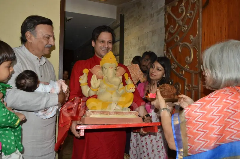 Vivek Oberoi and Suresh Brings Home Ganesha!