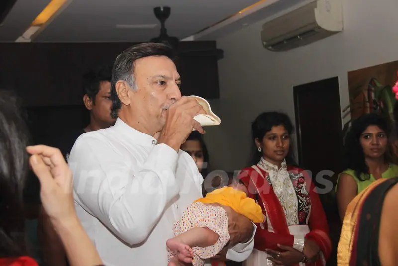 Suresh Oberoi Does Pooja Before Ganesh Visarjan