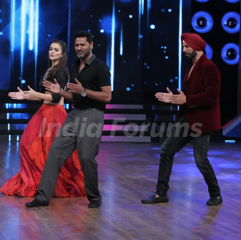 Akshay Kumar, Prabhu Deva and Amy Jackson for Promotions of Singh is Bliing on DID Season 5