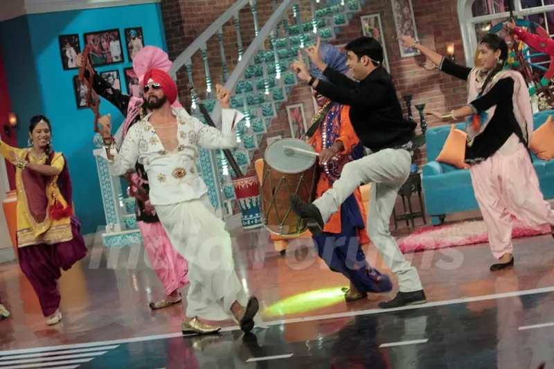 Akshay Does Bhangra With Kapil During Promotions of Singh is Bling on Comedy Nights With Kapil