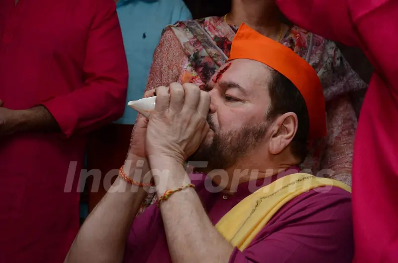 Nitin Mukesh performs the rituals during Ganesh Puja