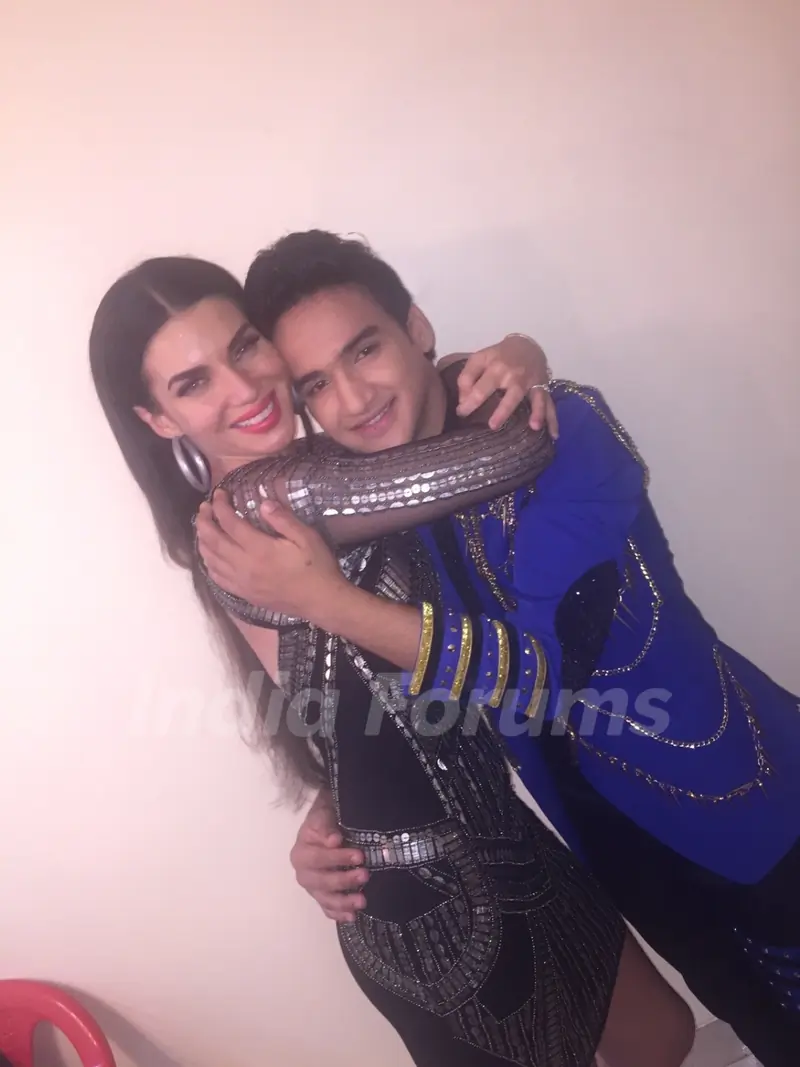 Scarlett Wilson Reunites with Jhalak Dikhla Jaa 8 Contestants! - Scarlet and Faisal