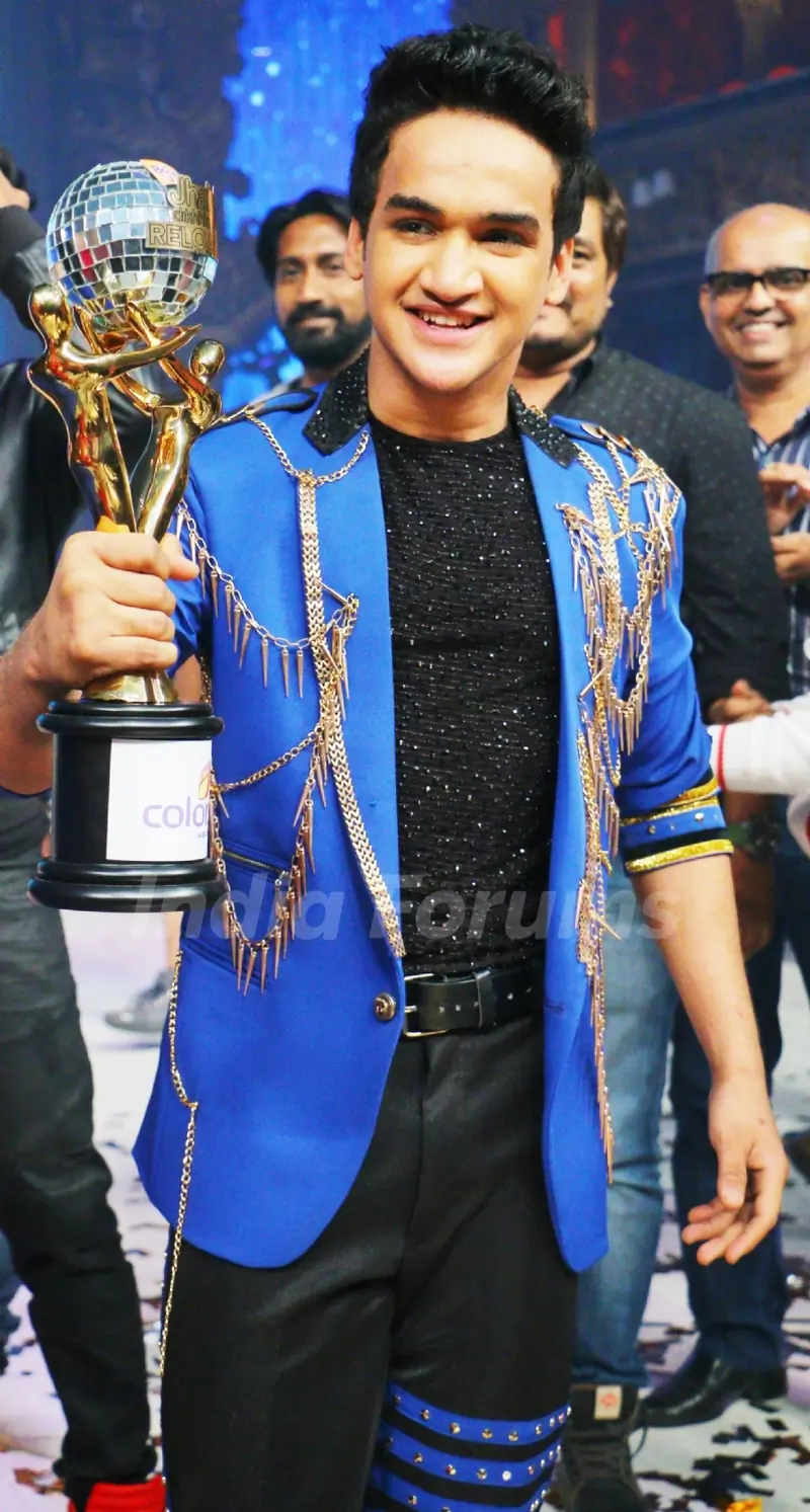 Faisal Khan with Jhalak Dikhhla Jaa Reloaded Winning Trophy