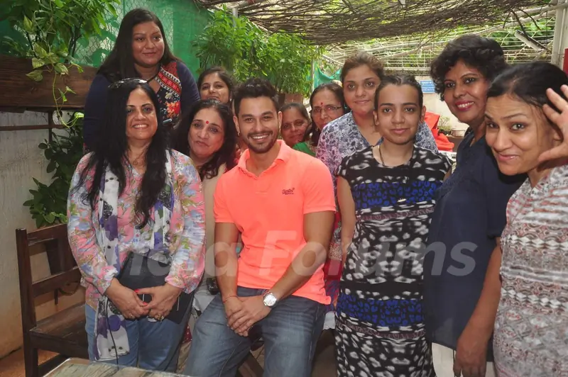 Kunal Khemu with all 'Bhabis' at Special Screening of Guddu Ki Gun